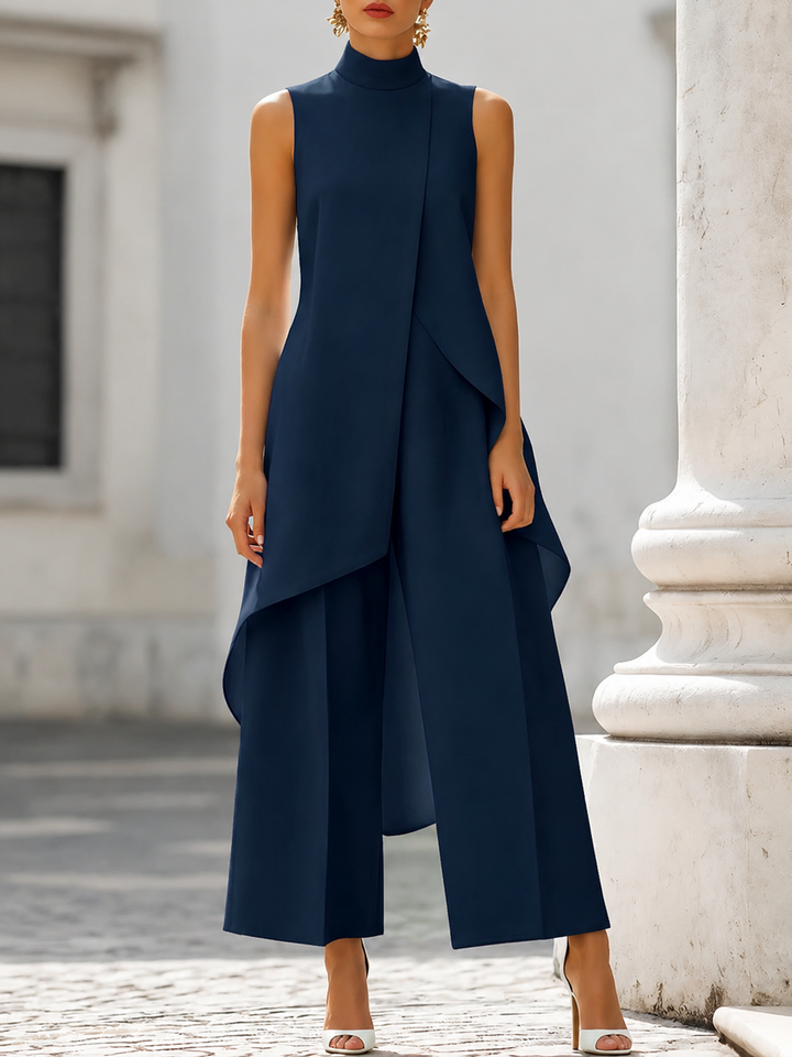 Combinaison pantalon large femme, sans manches, col asymétrique. Parfaite pour une cérémonie d'été.