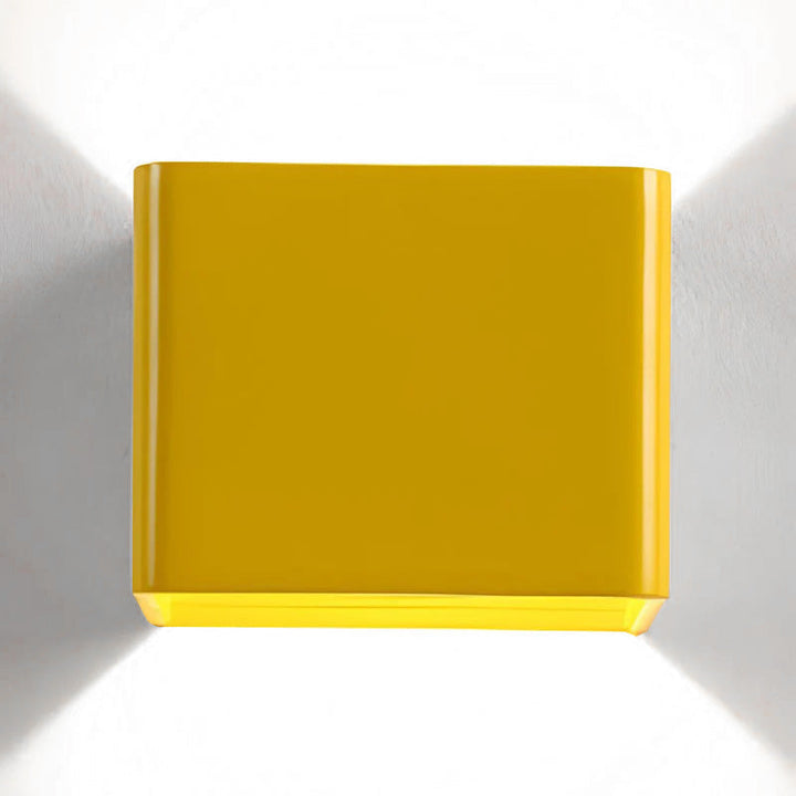 Applique murale LED cube, design moderne pour un éclairage élégant dans votre salon.