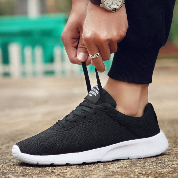 Baskets homme noires, très confortables et légères. Chaussures respirantes et polyvalentes pour l'automne.