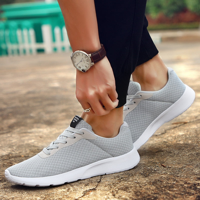 Chaussures automne homme polyvalentes. Légères, confortables et respirantes, disponibles en gris, bleu ou noir.