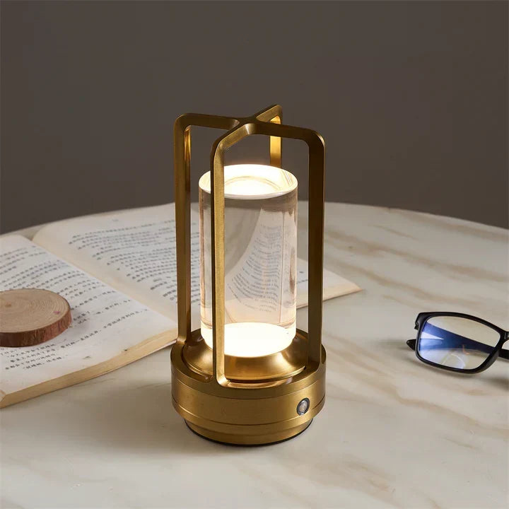 Lampe de table LED sans fil en cristal. Décoration design pour bureau et ambiance moderne.