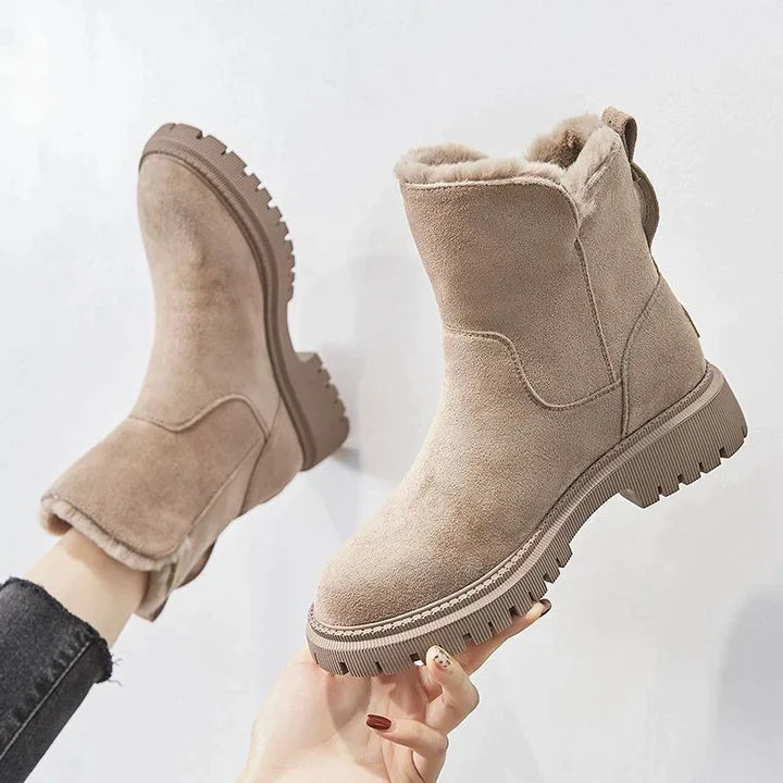 Bottes de neige élégantes et chaudes pour femmes, parfaites pour un confort hivernal en ville ou à la montagne.