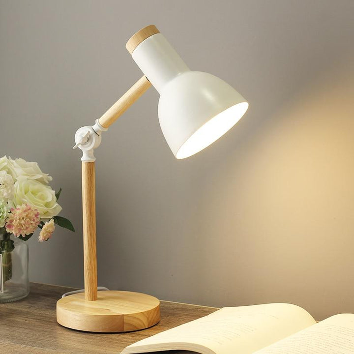 Élégante lampe de bureau minimaliste en bois, parfaite pour la lecture et le travail. Style scandinave.