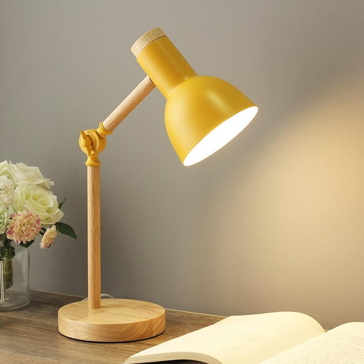Design moderne: lampe de bureau en bois massif scandinave, éclairage directionnel ajustable pour votre espace.