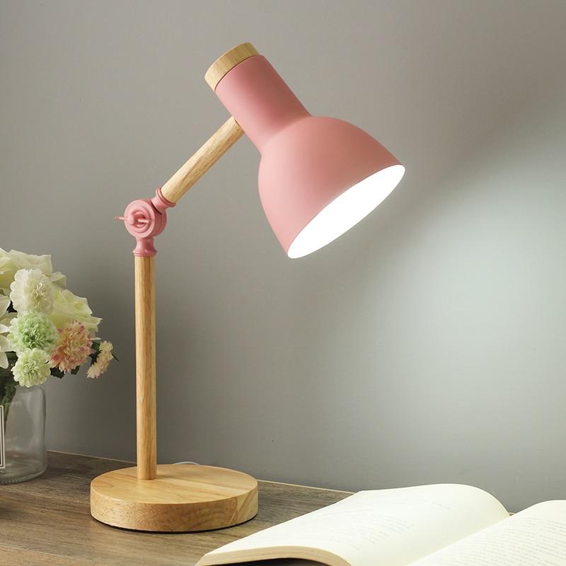 Lampe de bureau scandinave en bois clair, offre un éclairage ajustable et doux pour créer une ambiance chaleureuse.