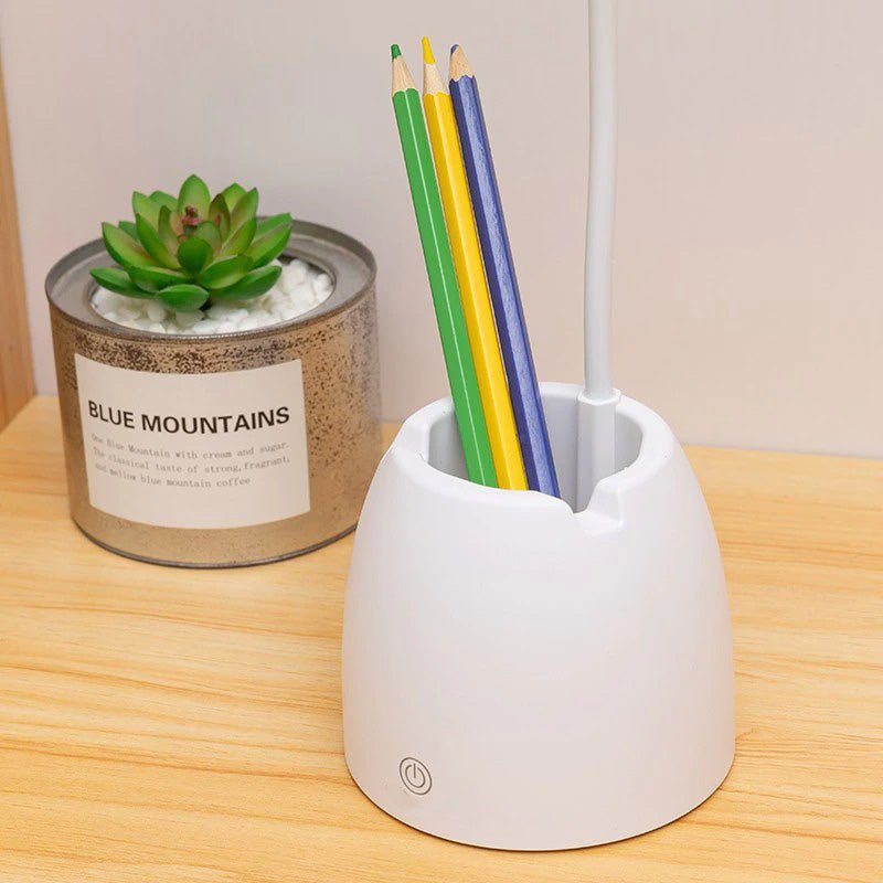 Lampe de table LED enfant bleue en plastique ABS. Parfaite pour bureau, avec support téléphone et rangement.