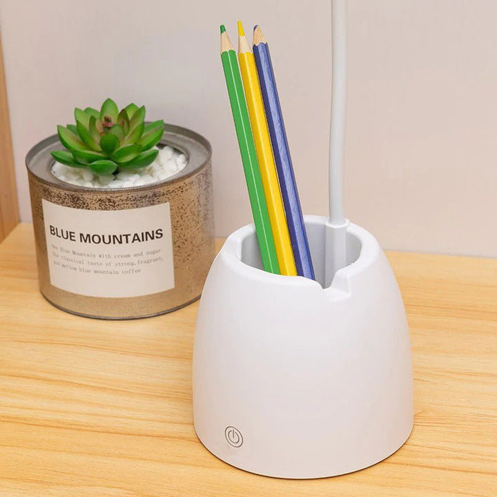 Lampe de table LED enfant bleue en plastique ABS. Parfaite pour bureau, avec support téléphone et rangement.