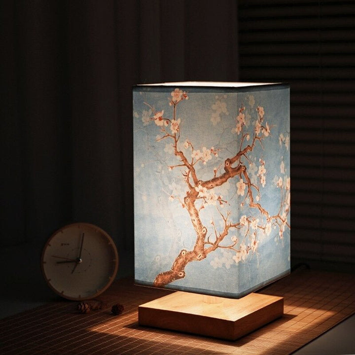 Élégante lampe de table Japandi avec éclairage LED, style minimaliste, crée une ambiance zen et chaleureuse.