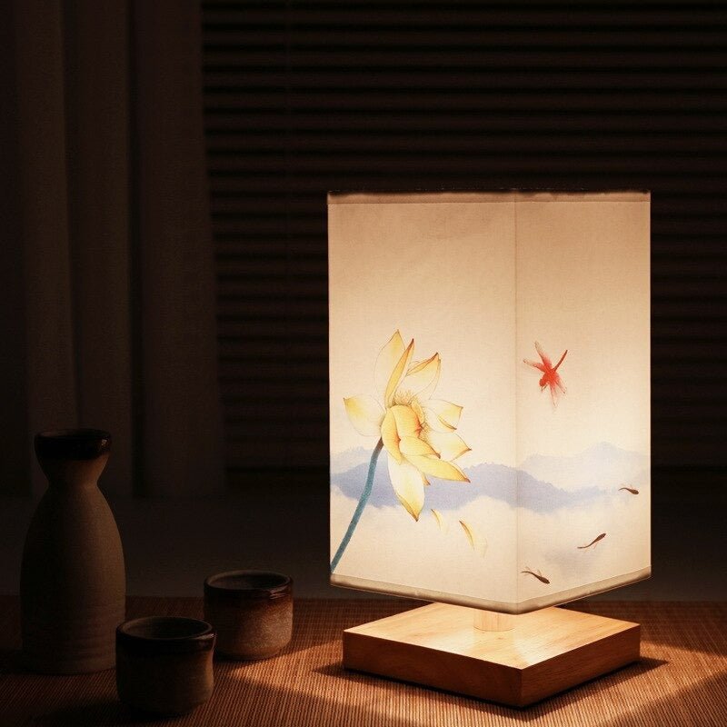 Lampe de table Japandi, fusion design scandinave et japonais, éclairage LED, bois naturel, minimaliste.