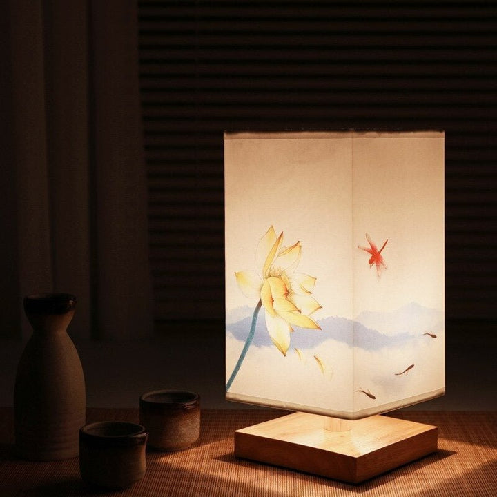 Lampe de table Japandi, fusion design scandinave et japonais, éclairage LED, bois naturel, minimaliste.