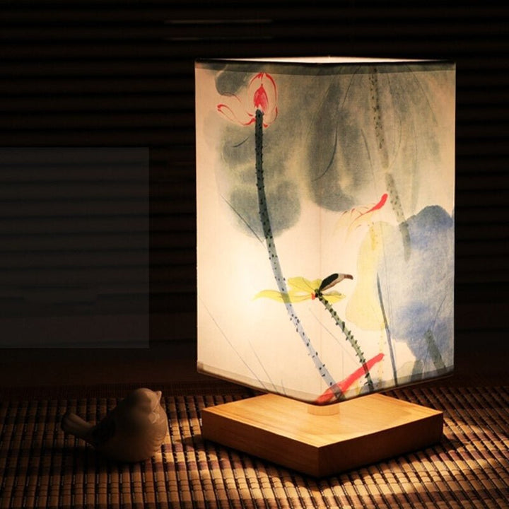 Lampe de chevet style Japandi, éclairage LED doux, bois naturel, design scandinave-japonais pour chambre.