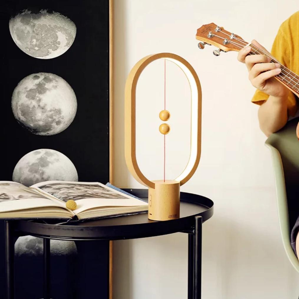 Lampe magnétique LED design, interrupteur flottant unique, pour une décoration moderne et une lumière d'ambiance chic.