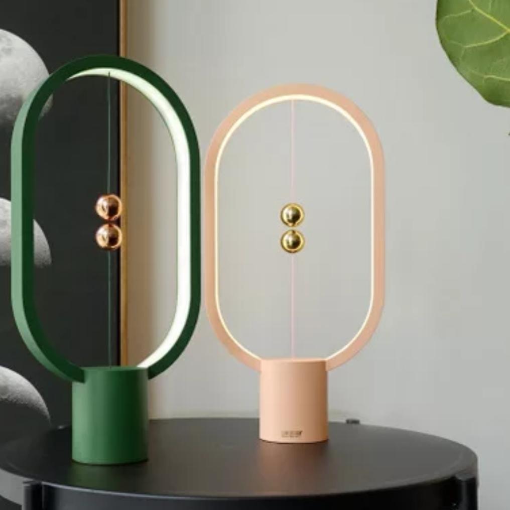 Lampe de bureau LED design pour une lumière douce, parfaite pour un éclairage d'ambiance chic et moderne.