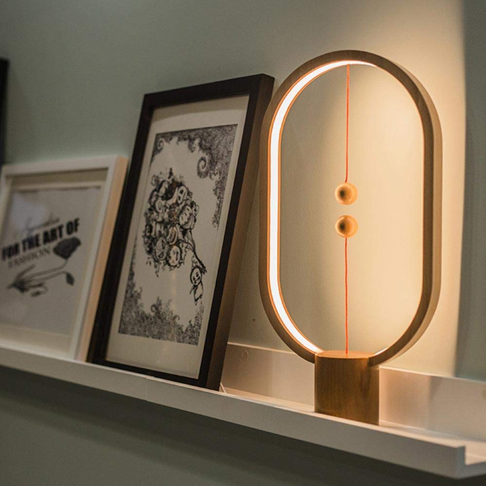 Éclairage d'ambiance chic: lampe de table LED design équilibrée avec interrupteur flottant, parfaite pour intérieur.