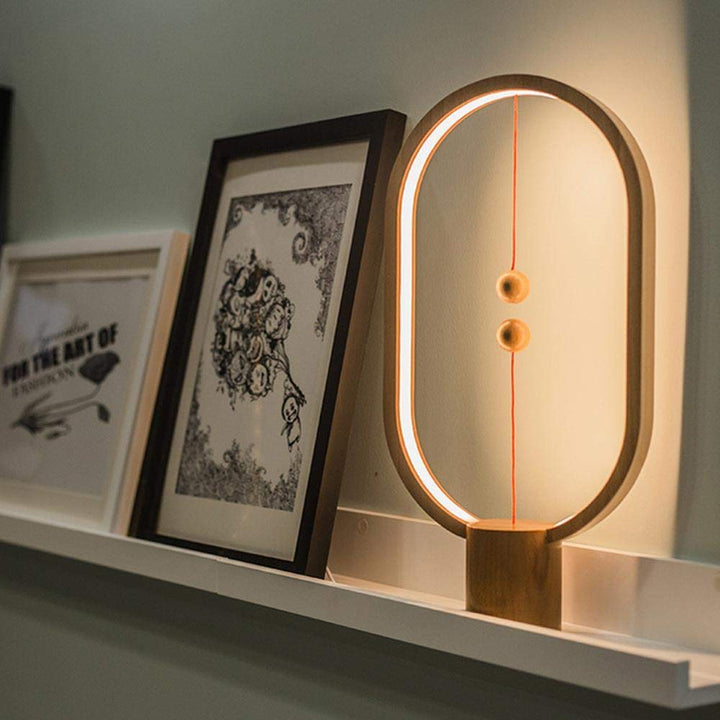 Éclairage d'ambiance chic: lampe de table LED design équilibrée avec interrupteur flottant, parfaite pour intérieur.