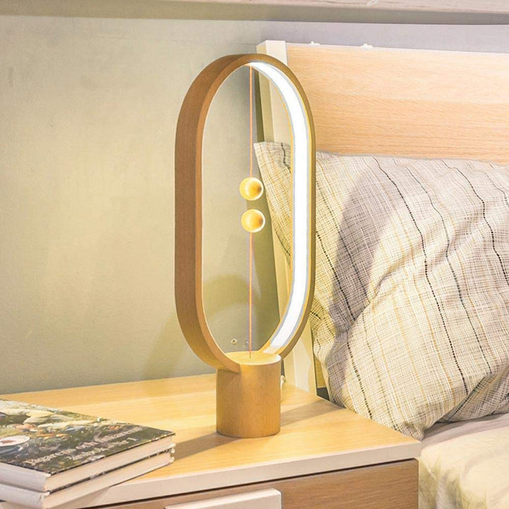 Lampe de table design équilibrée LED, offrant une lumière douce et un style moderne avec interrupteur magnétique.