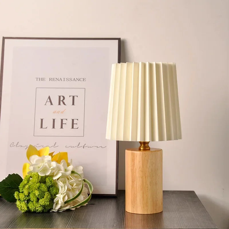 Lampe de table nordique avec abat-jour plissé et base en bois naturel. Design scandinave rétro pour décoration.