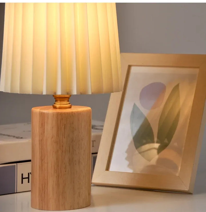 Lampe de table rétro, bois de noyer et abat-jour plissé. Parfaite pour une décoration intérieure scandinave chaleureuse.