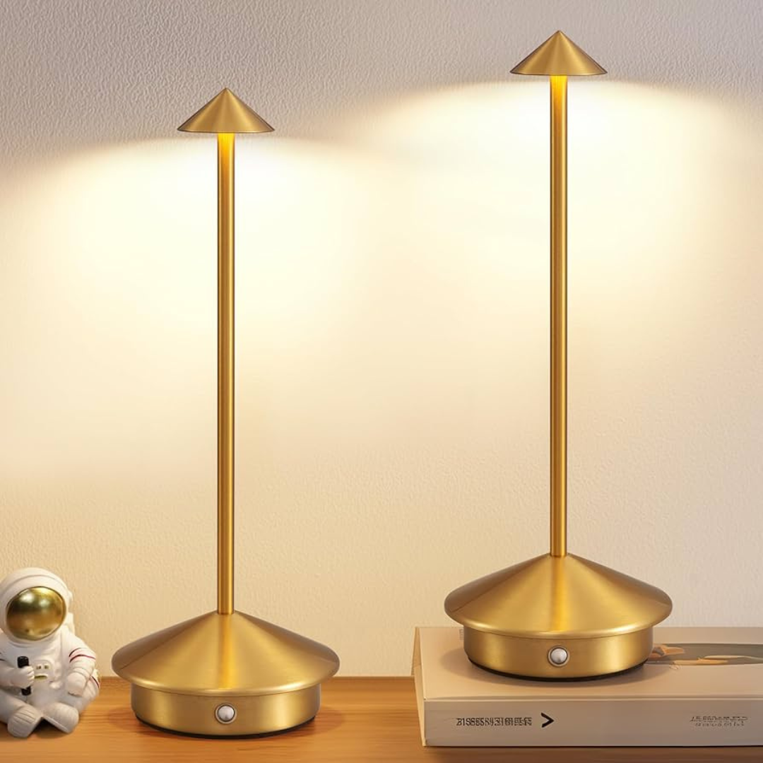 Élégante lampe de table portable à batterie, intensité variable, idéale pour ambiance patio ou salon.