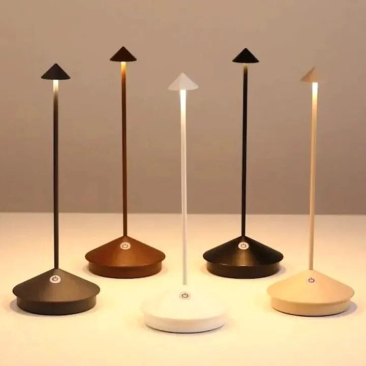 Lampe de table rechargeable, design épuré, intensité lumineuse réglable, utilisation polyvalente.
