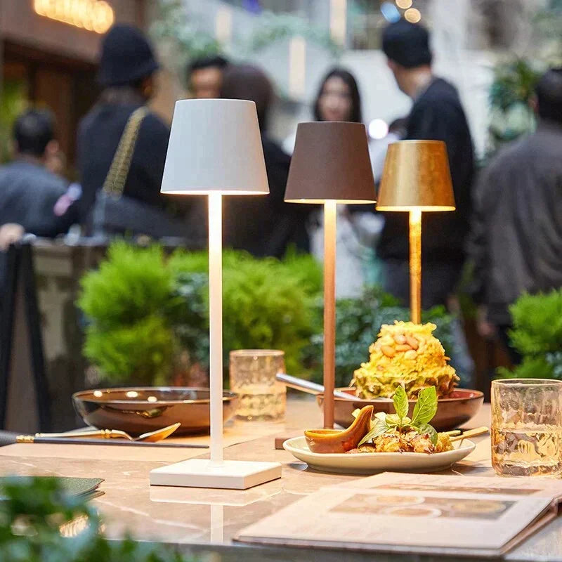 Lampe d'ambiance LED tactile, sans fil, conçue pour un éclairage parfait des dîners en plein air.