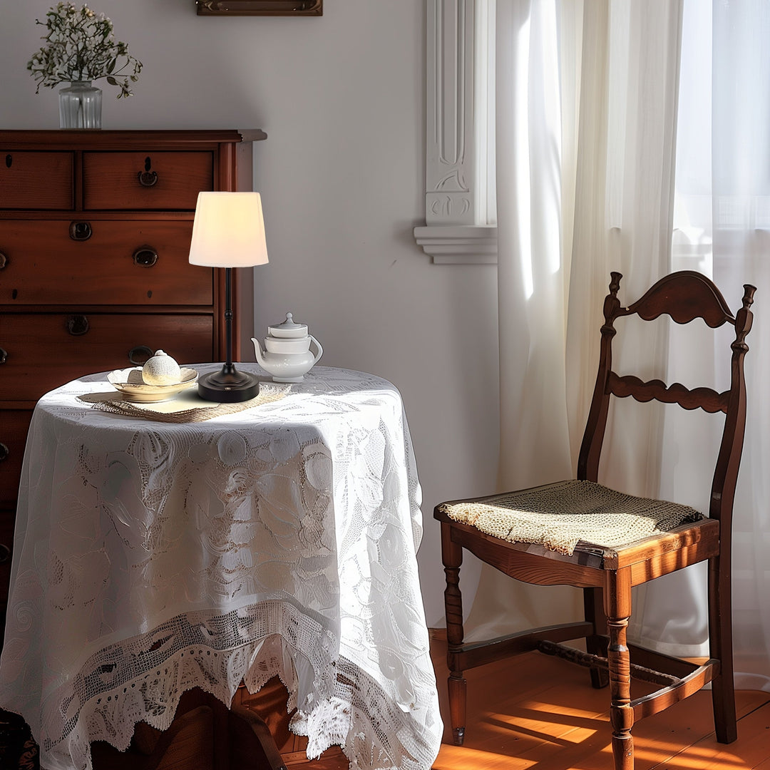 Luminaire de table dimmable LED, lumière douce et ajustable, sans fil USB, crée une ambiance relaxante et cosy.