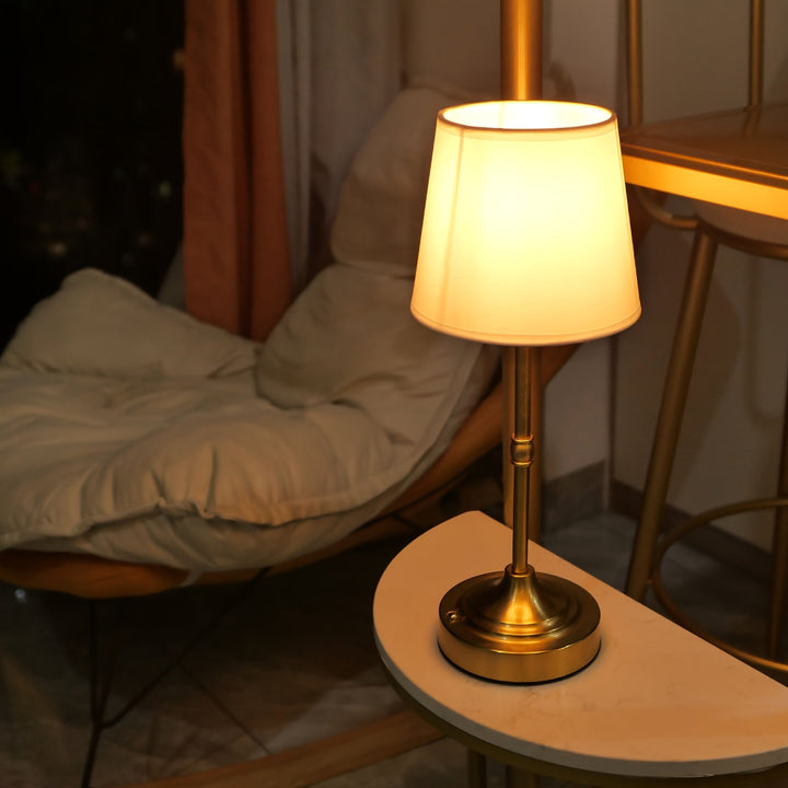 Lampe design moderne en métal brossé, sans fil et rechargeable USB, éclairage LED dimmable pour une ambiance personnalisée.