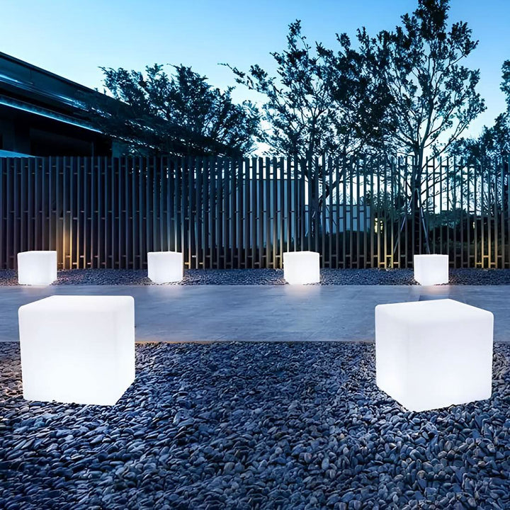 Cube lumineux LED étanche, ambiance multicolore, idéal pour éclairage de terrasse ou piscine.