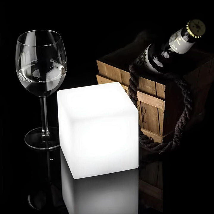 Lampe extérieure sans fil, design cube moderne, lumière LED rechargeable pour jardin ou balcon.