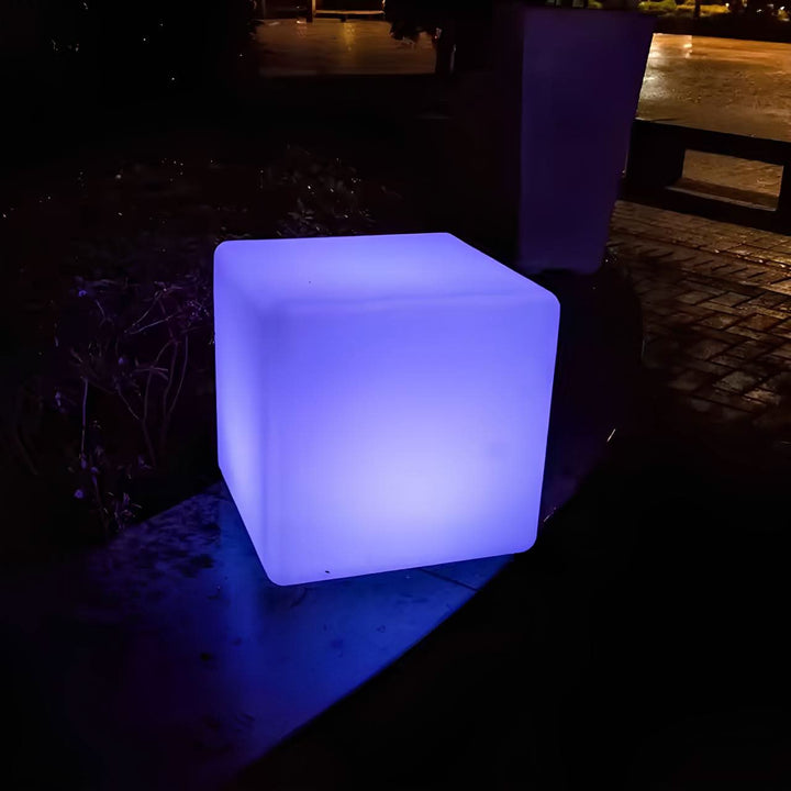 Éclairage de jardin LED multicolore, lampe cube sans fil pour une ambiance festive et contemporaine.