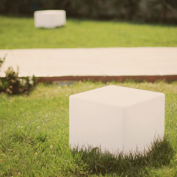 Cube lumineux LED rechargeable, lampe d'extérieur étanche, parfaite pour illuminer votre espace jardin.