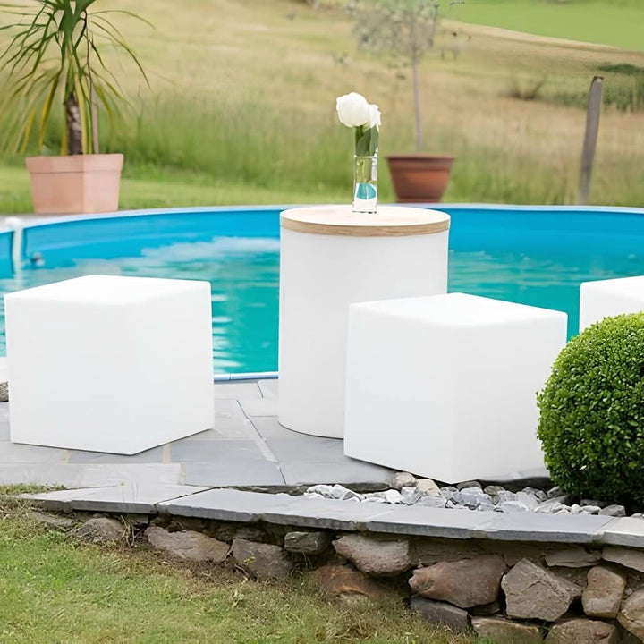 Lampe LED cube décorative, sans fil et multicolore, crée une ambiance lumineuse unique pour l'extérieur.