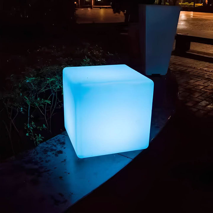 Luminaire LED cube moderne, rechargeable et sans fil, apporte une touche de couleur à votre espace extérieur.