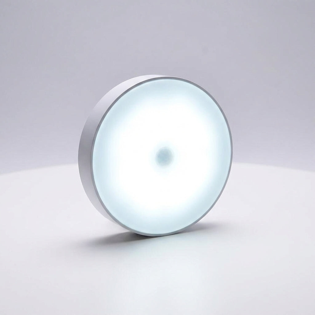 Lampe murale LED ronde avec détecteur de mouvement et luminosité réglable, idéale pour couloir ou placard.