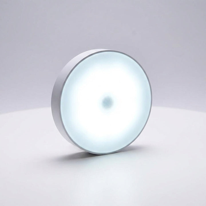 Lampe murale LED ronde avec détecteur de mouvement et luminosité réglable, idéale pour couloir ou placard.