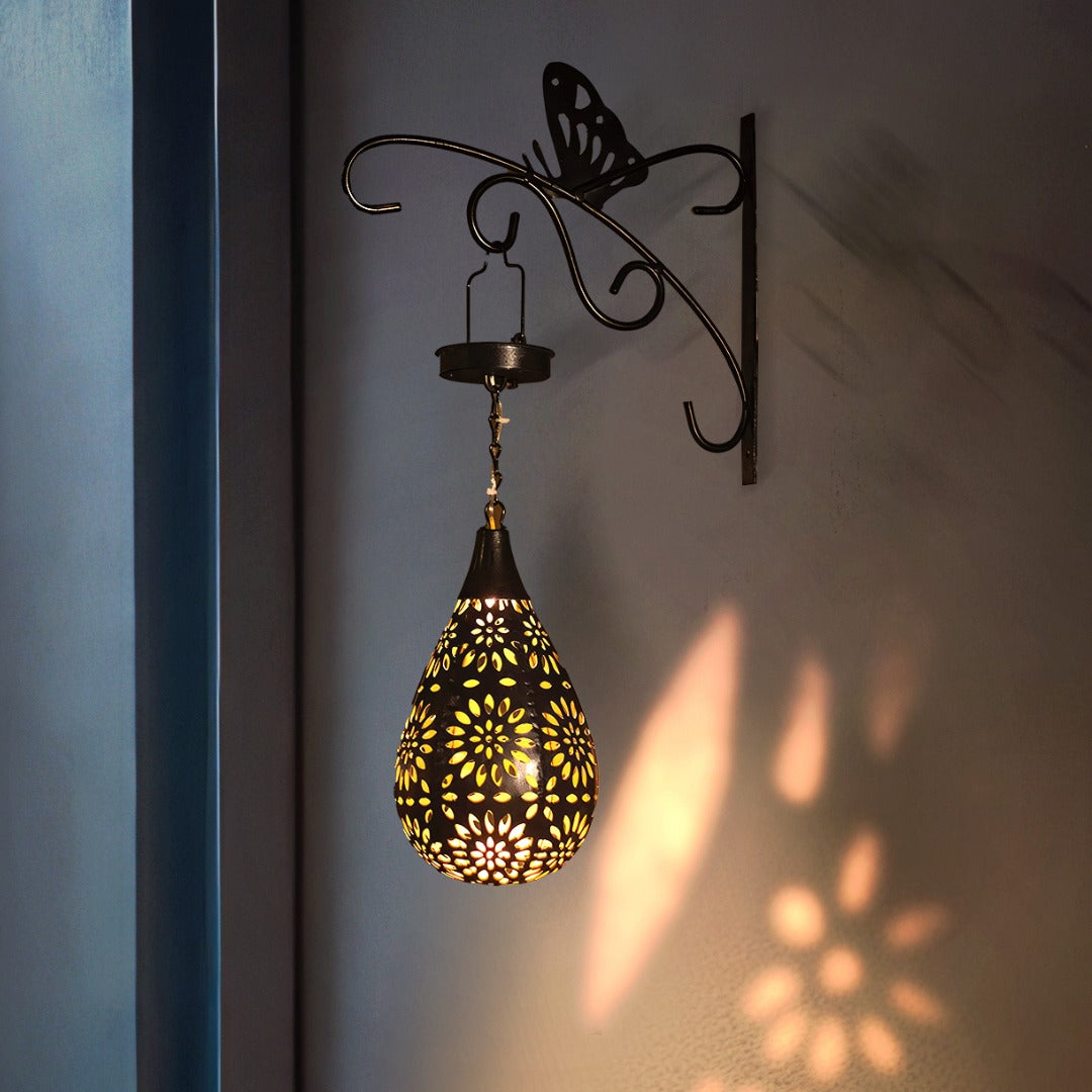 Élégante lampe solaire de jardin en acier inoxydable, forme goutte d'eau, éclairage d'ambiance extérieur.