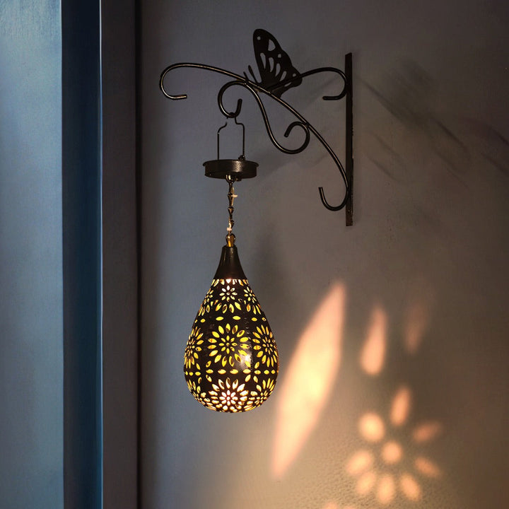 Élégante lampe solaire de jardin en acier inoxydable, forme goutte d'eau, éclairage d'ambiance extérieur.