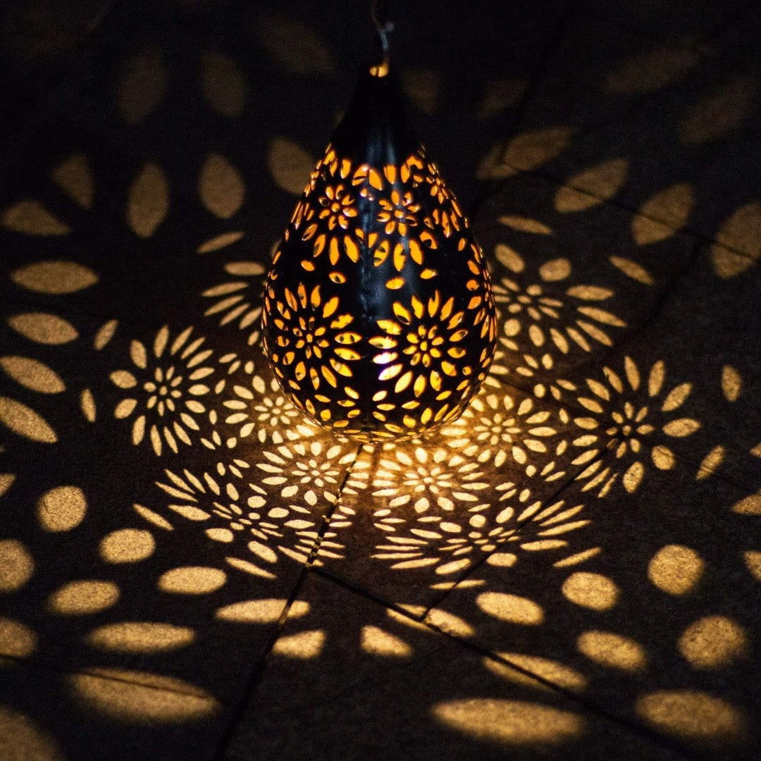 Lampe solaire écologique en forme de goutte d'eau pour un éclairage d'ambiance sans fil dans le jardin.
