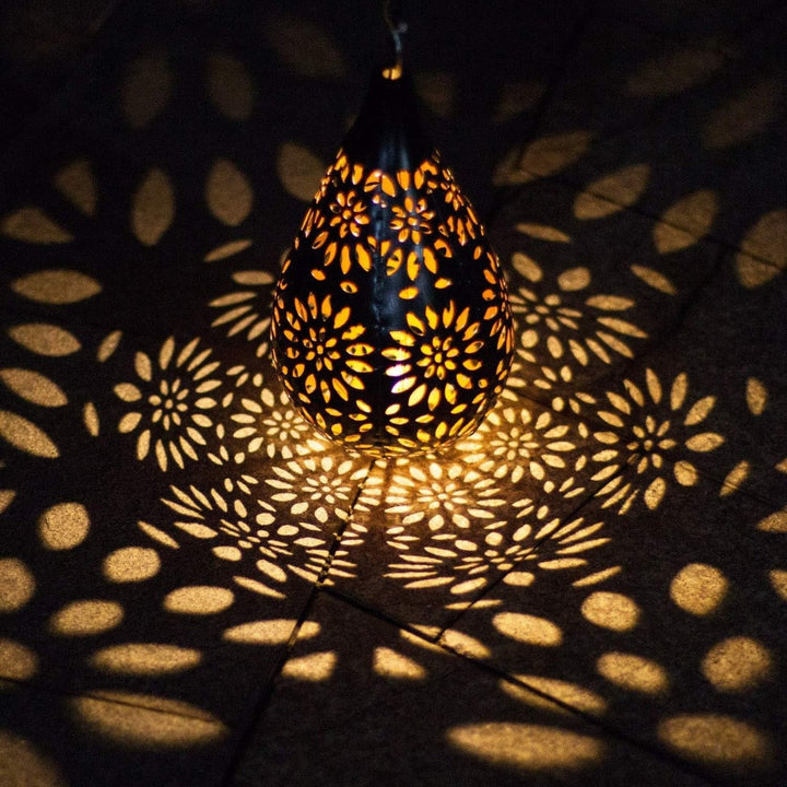 Lampe solaire écologique en forme de goutte d'eau pour un éclairage d'ambiance sans fil dans le jardin.