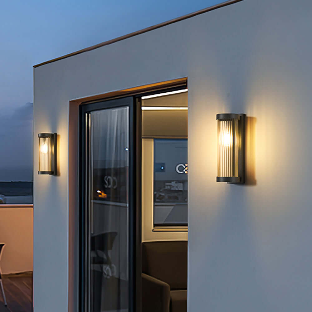 Lampe solaire cylindrique moderne en métal et verre pour jardin, éclairage LED extérieur autonome.