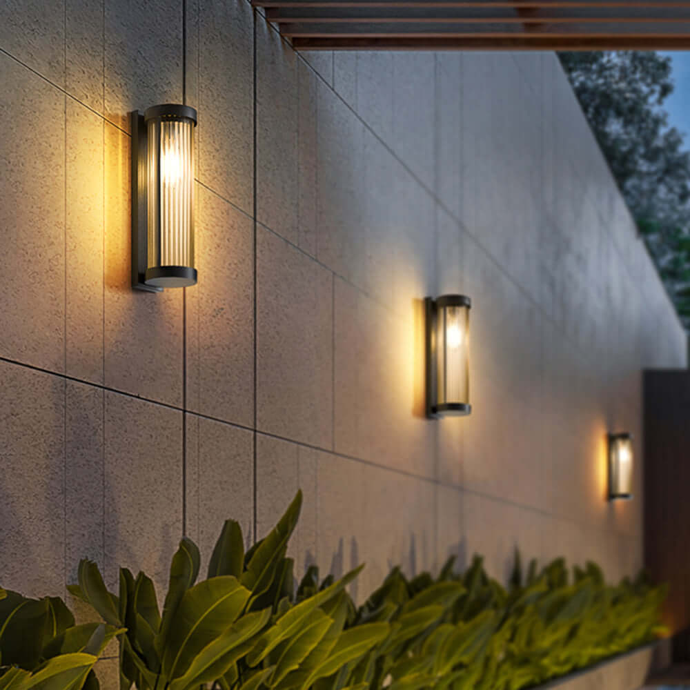 Éclairage de jardin LED solaire design, lampe étanche en métal et verre pour terrasse ou allée.