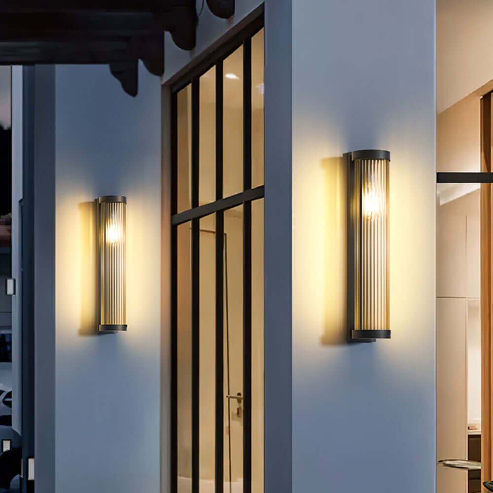 Lampe extérieure cylindrique solaire avec corps en métal et diffuseur en verre, idéale pour un design moderne.