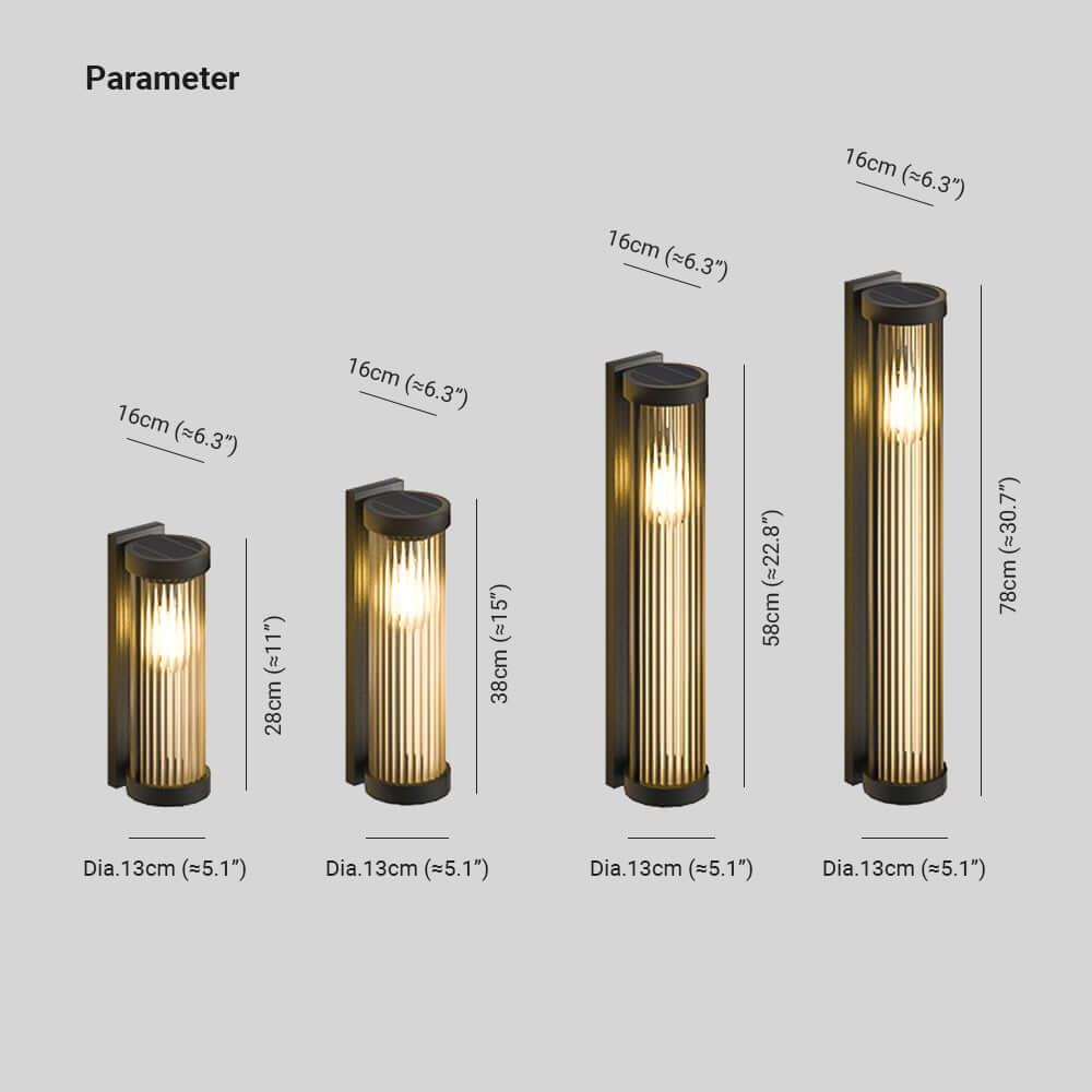 Lampe LED solaire pour jardin ou balcon, design cylindrique contemporain en métal noir et verre transparent.