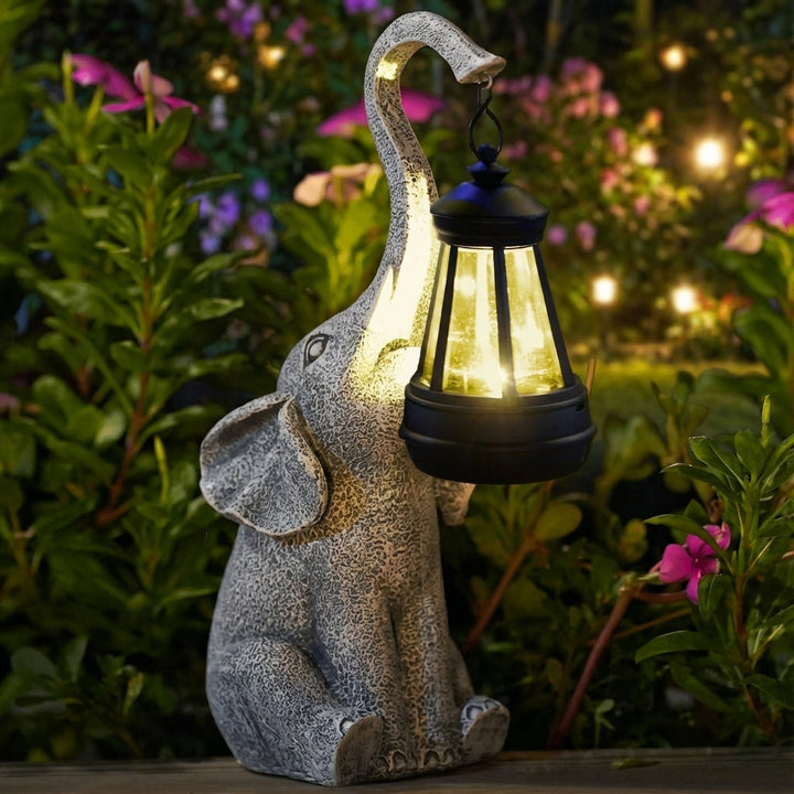 Lampe solaire LED éléphant pour jardin, créant une lumière d'ambiance douce et chaleureuse en extérieur.