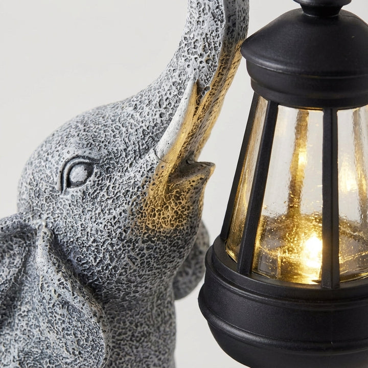 Élégante lampe solaire LED en forme d'éléphant, parfaite pour décorer et éclairer votre jardin en extérieur.