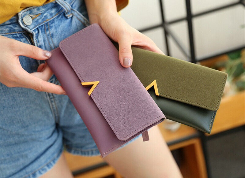 Dos du portefeuille long femme, design épuré et compact. Un accessoire de mode discret et élégant pour le quotidien.