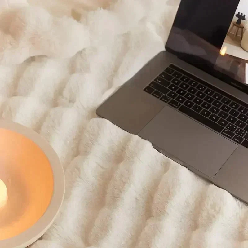 Plaid anti-boulochage en fausse fourrure beige, portable et très doux. Confort idéal pour la détente.