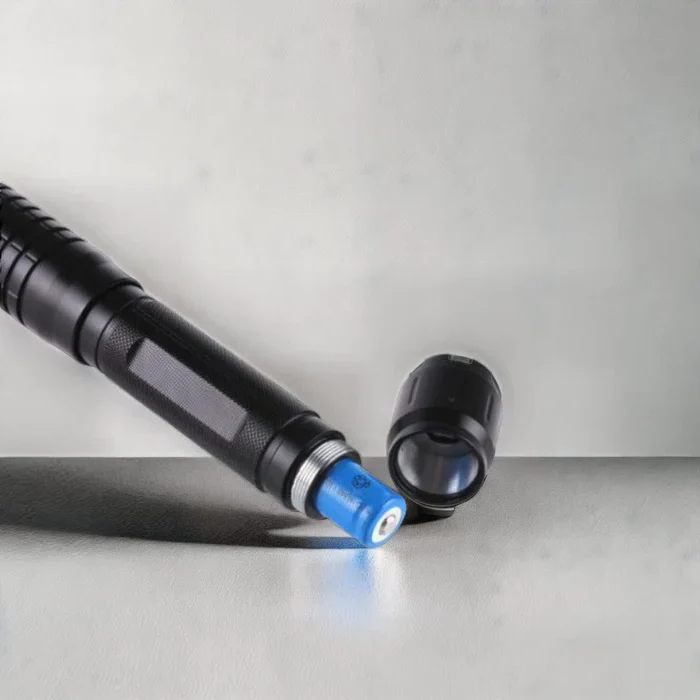Outil de survie tactique bleu: lampe de poche puissante pour la randonnée, le camping et l'exploration nocturne.
