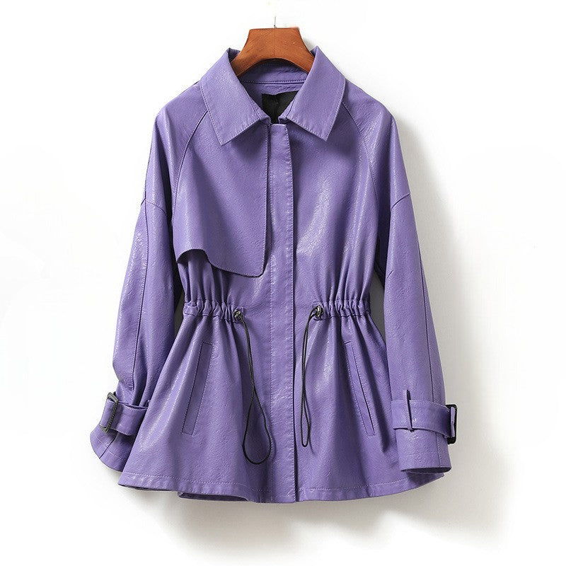 Mannequin portant une veste cintrée femme chic, parfaite pour un style urbain printanier élégant.