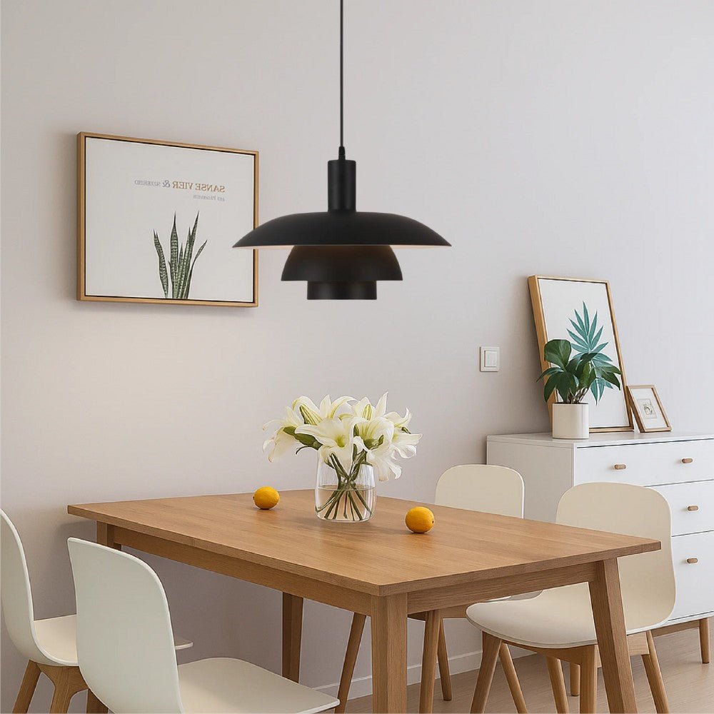 Lustre moderne superposé, crée une atmosphère chaleureuse dans la salle à manger.